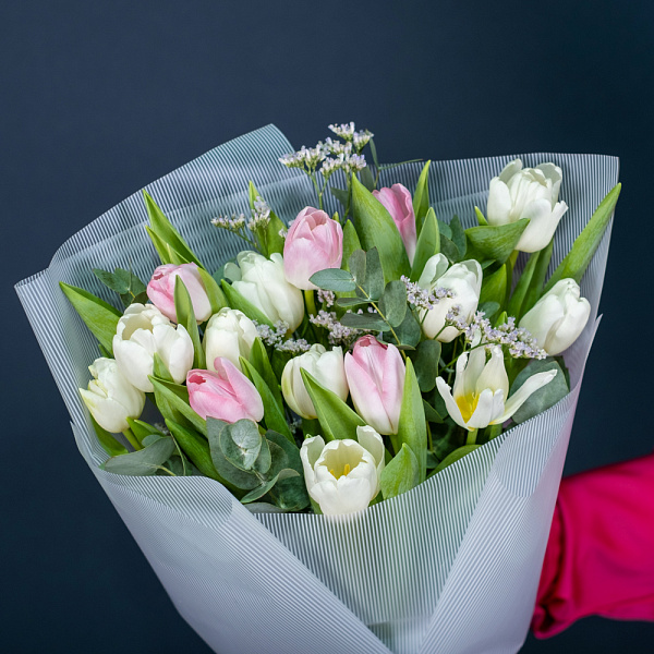 Купить Букет из 15 белых и розовых тюльпанов с зеленью в  с бесплатной доставкой: цена, фото, описание